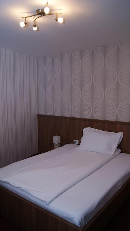 Hotel La Strada Ploieşti Exterior foto