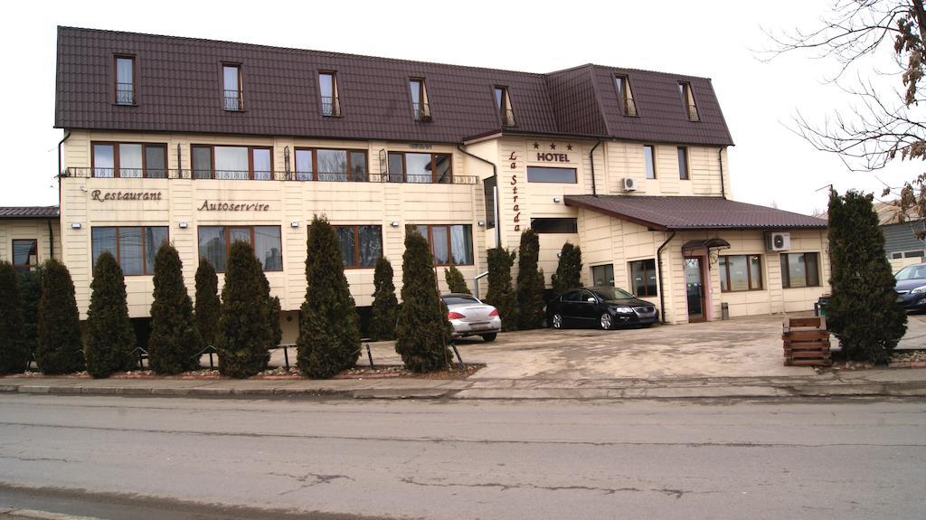 Hotel La Strada Ploieşti Exterior foto
