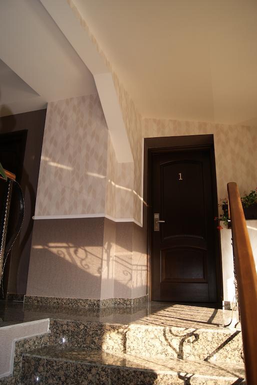 Hotel La Strada Ploieşti Exterior foto